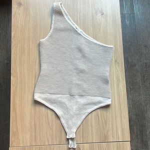 Abercrombie Ribbed One-Shoulder Bodysuit in color Cream (XS)